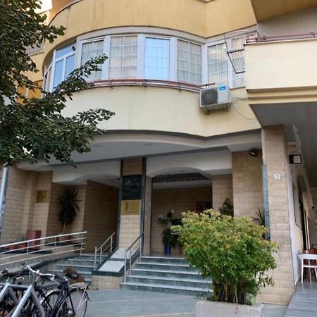 Urban Charm Studio With Balcony Tirana Buitenkant foto