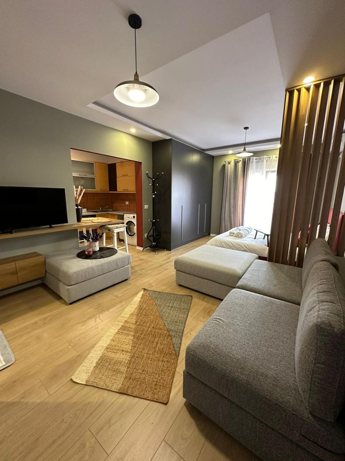 Urban Charm Studio With Balcony Tirana Buitenkant foto